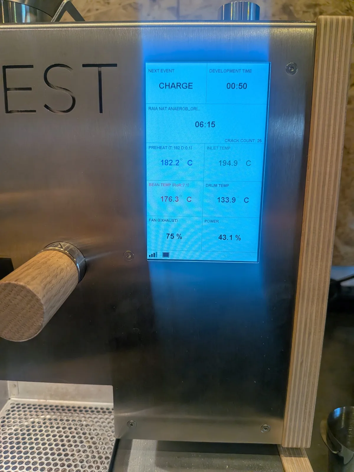 ROEST roaster display showing a coffee roast profile